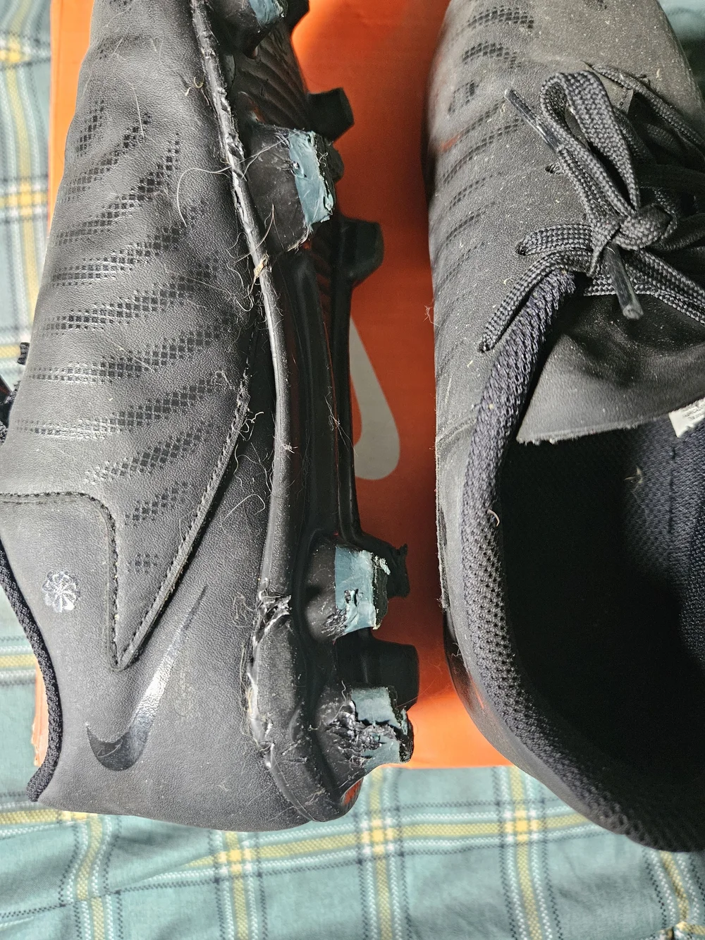 SOCCER CLEATS - Picture 3 of 6